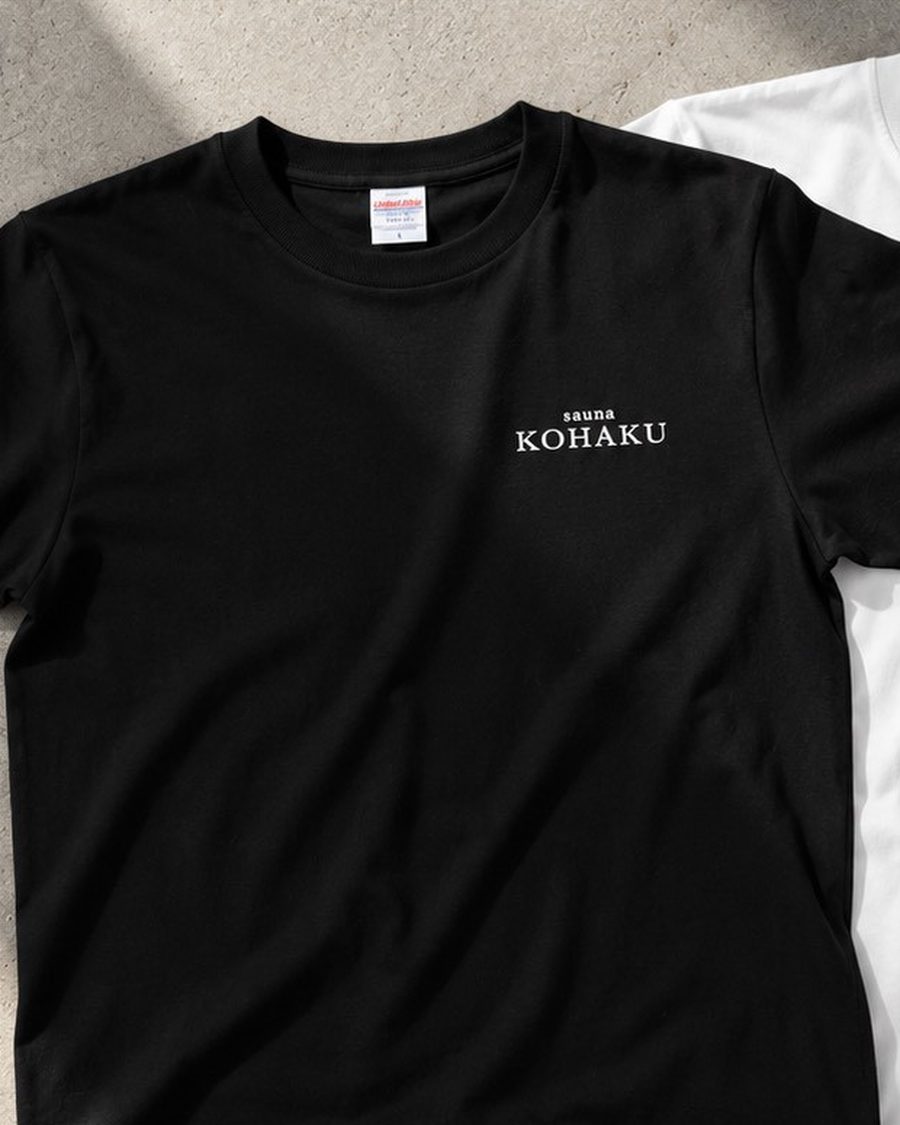 Tシャツ 黒。胸元に sauna KOHAKU のロゴ