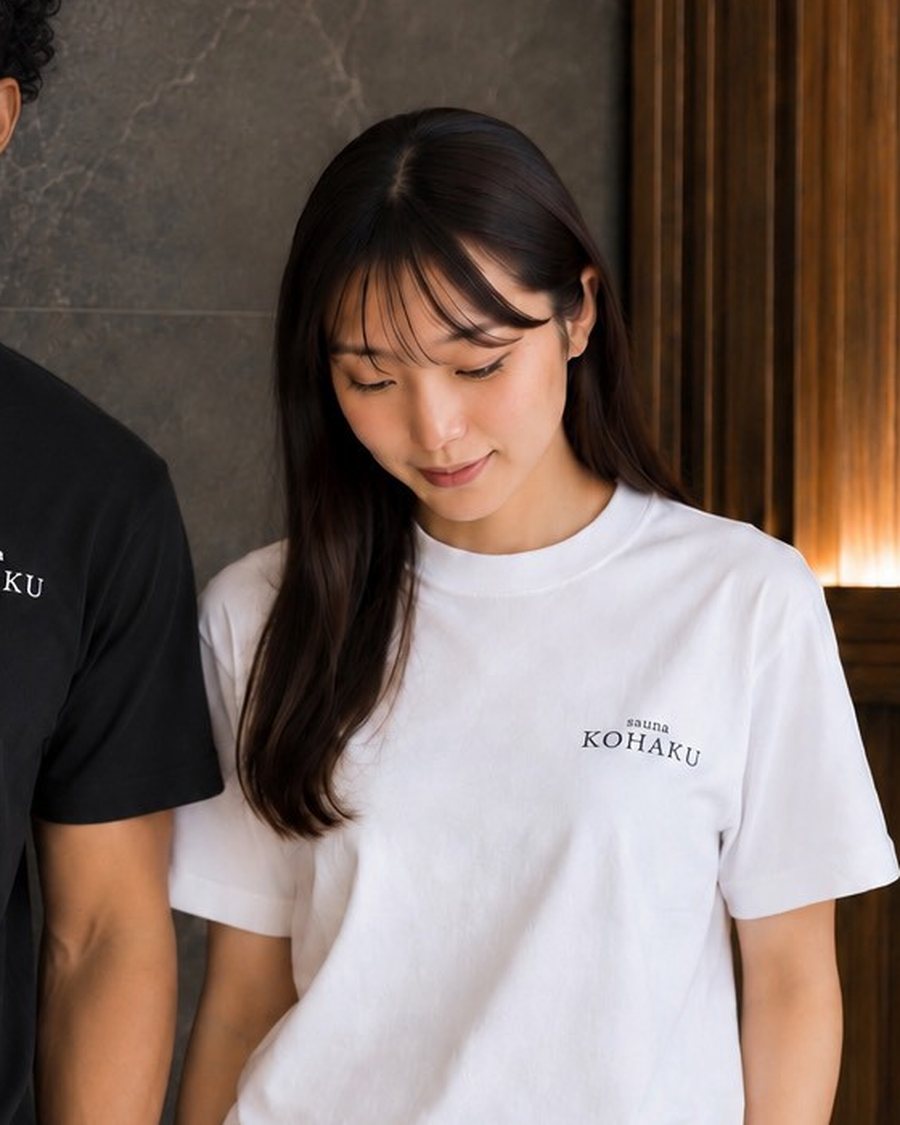 白のTシャツを着用したモデル。胸元に sauna KOHAKU のロゴ