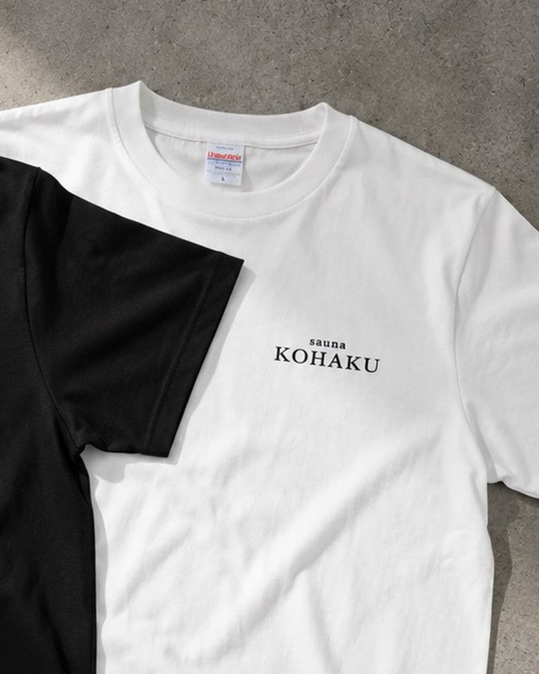 Tシャツ 白。胸元に sauna KOHAKU のロゴ